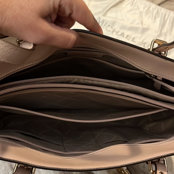 Michael Kors bag - Picture 3 of 8